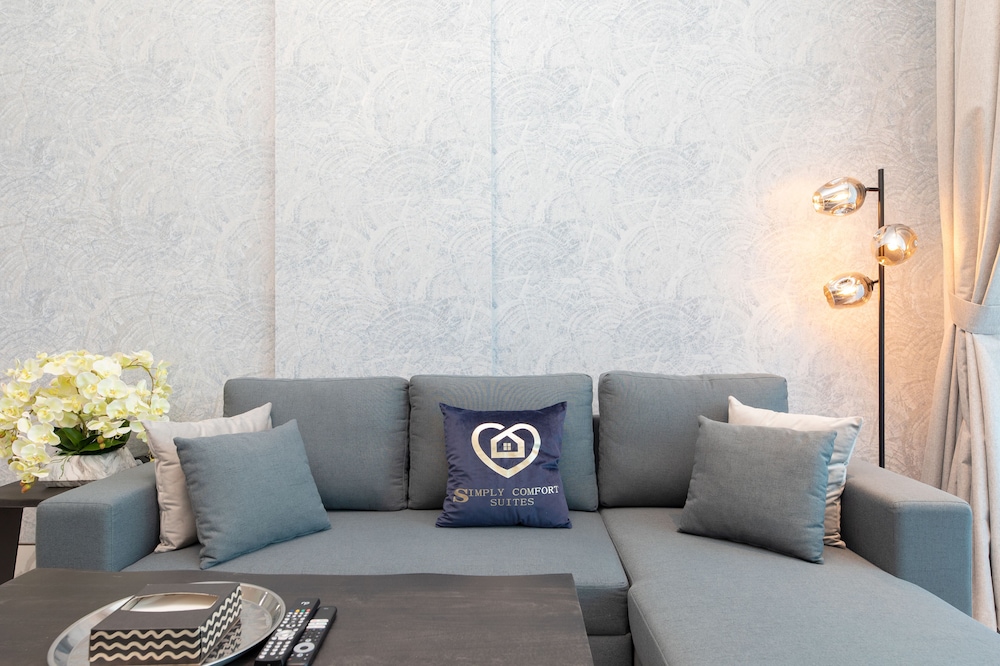 SIMPLY COMFORT Urban Chic Suites in J One Tower City & Canal Views