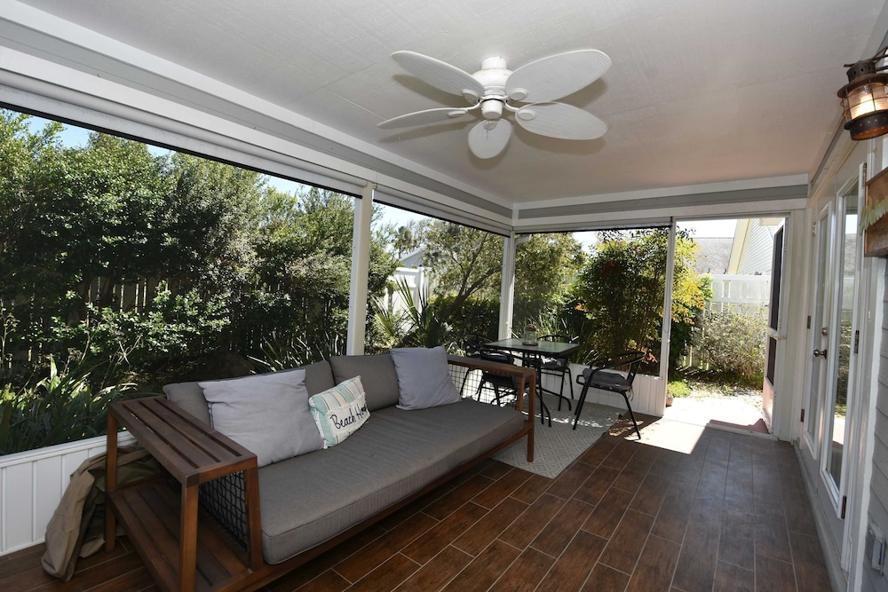 Sea Colony Cottage - Beachside Cottage in Beachfront Community w Pool