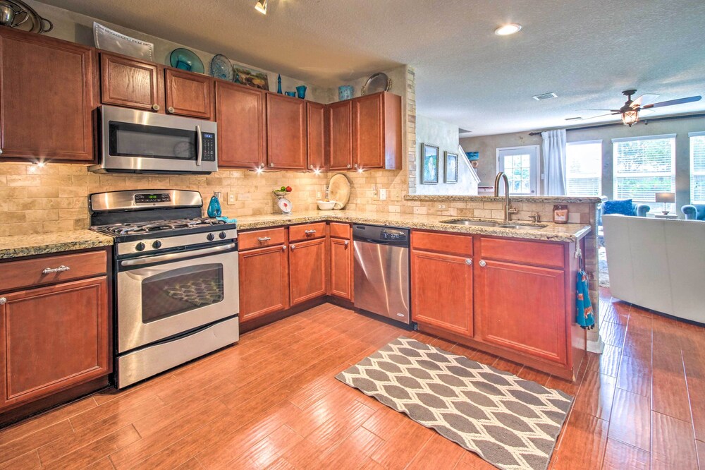 Eclectic Katy Home w/ Yard & Community Pool! view 3