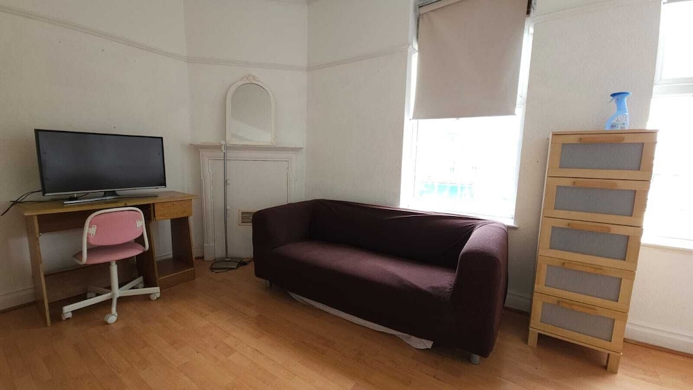 London Edgware Station Apartment view 4