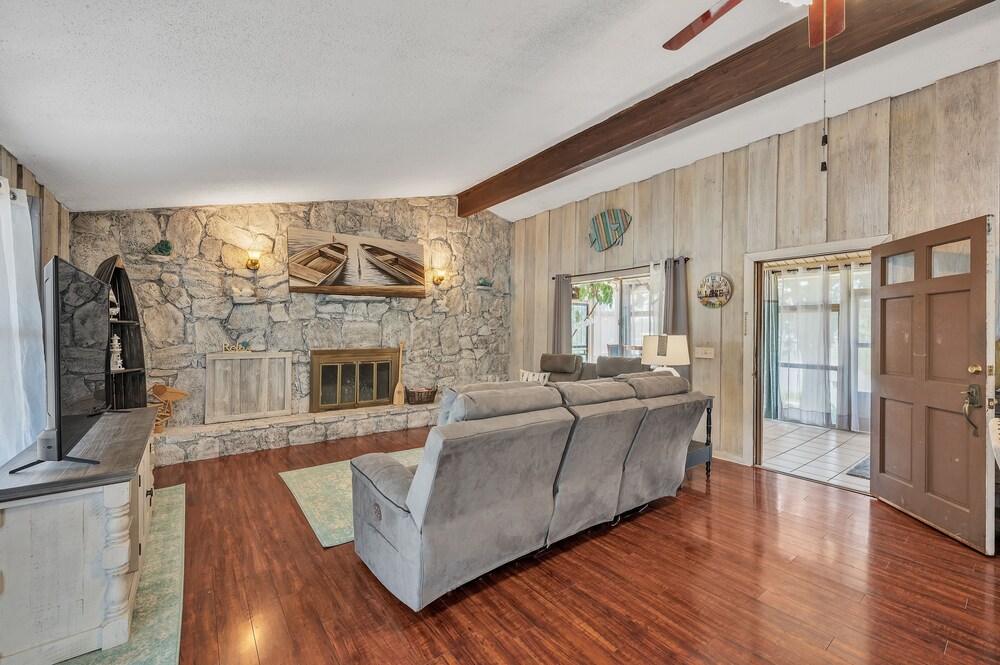 Oxford Vacations - Lakeside Paradise: 4br Retreat On Neely Henry Lake 4 Bedroom Home by RedAwning - Property Image 1