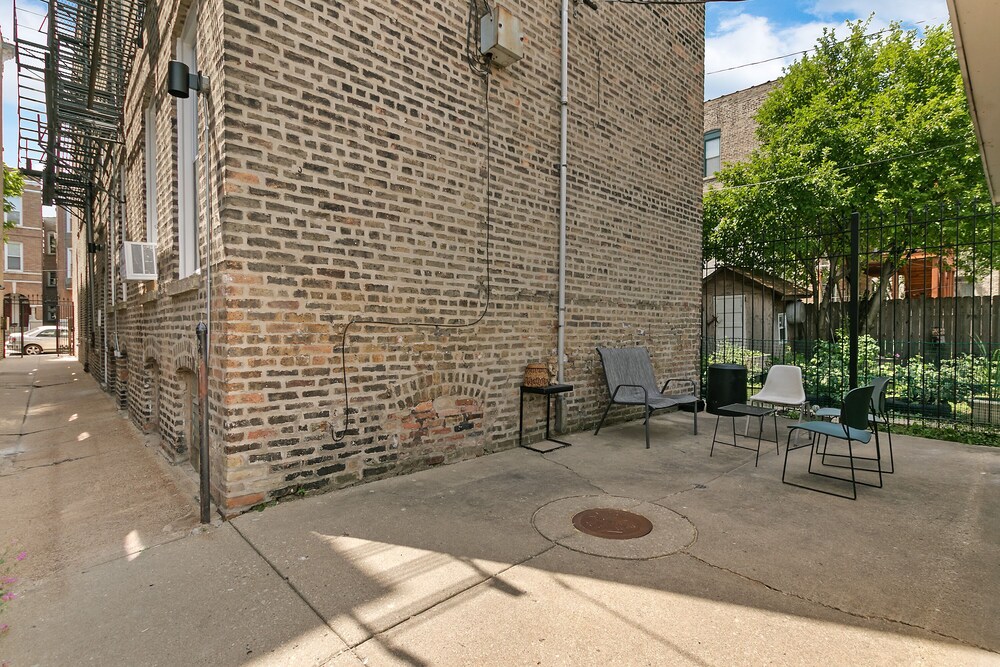 Comfy & Stylish 2BR 1BA in West Town view 4