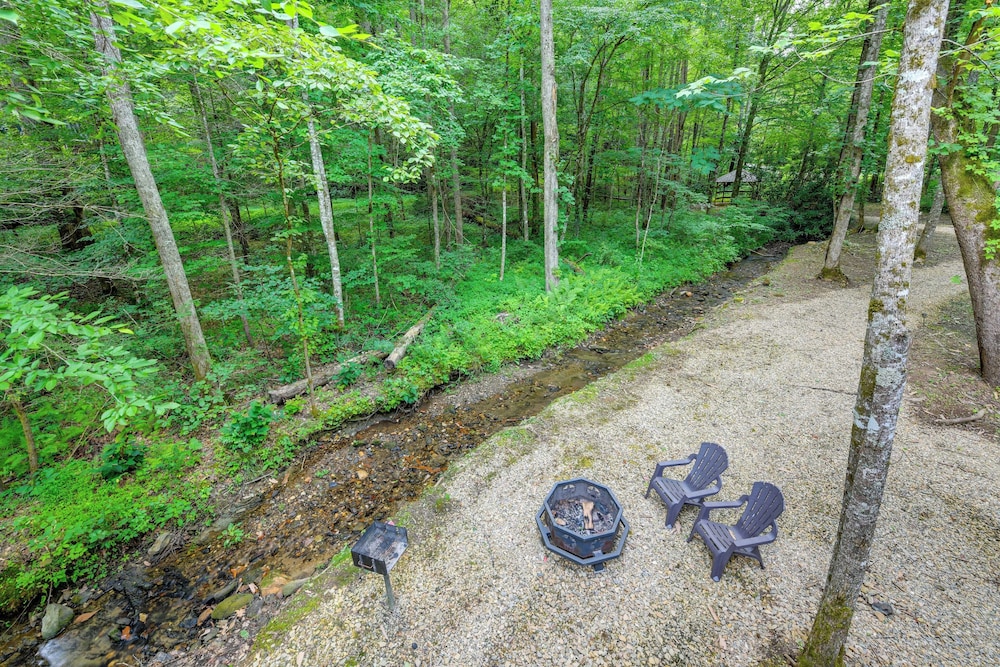 Fire Pit: Tree-lined Gem in Cosby