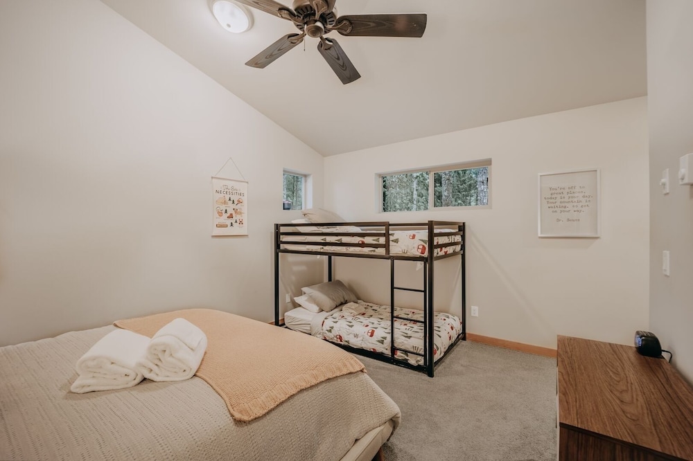 52gs - Hot Tub - Wifi - Pets Ok - Wood Stove - Sleeps 6 2 Bedroom Home by RedAwning view 4