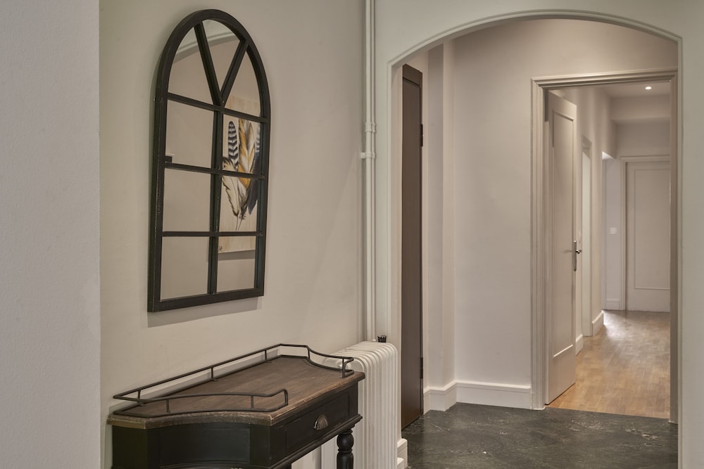 Chic n Bright 3 Bd Apt with Hilton View