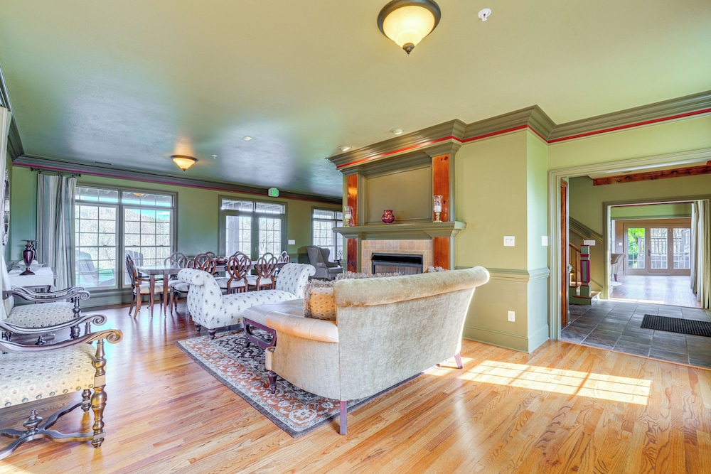 Private Hot Tub: 'bays View Lodge' in Kingsport!