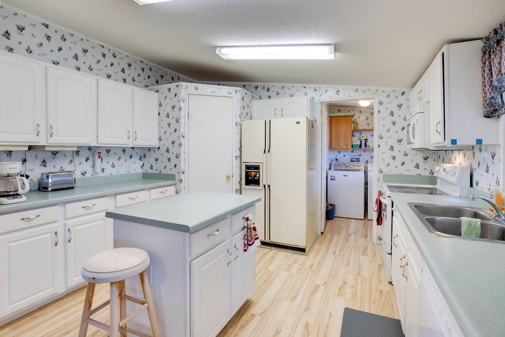Hot Tub & Screened Patio: Getaway in Montrose!