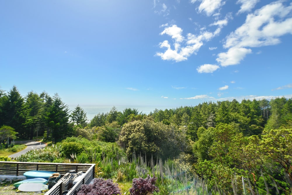 1 Mi to Black Sands Beach: Dreamy Coastal Cottage
