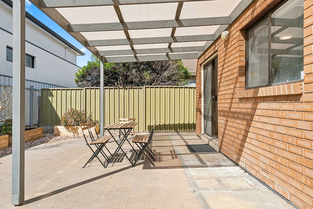 Coastal Luxury: 3-bed Townhouse 150m From Beach
