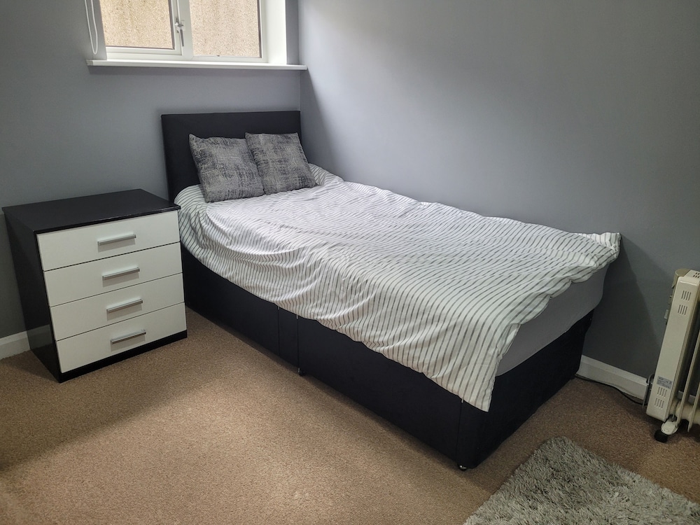 1 Bedroom - Sleeps 3 - Free Parking view 2