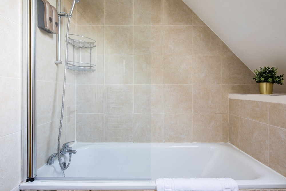 Spacious 2 Bed Apartment with Garden in Fulham