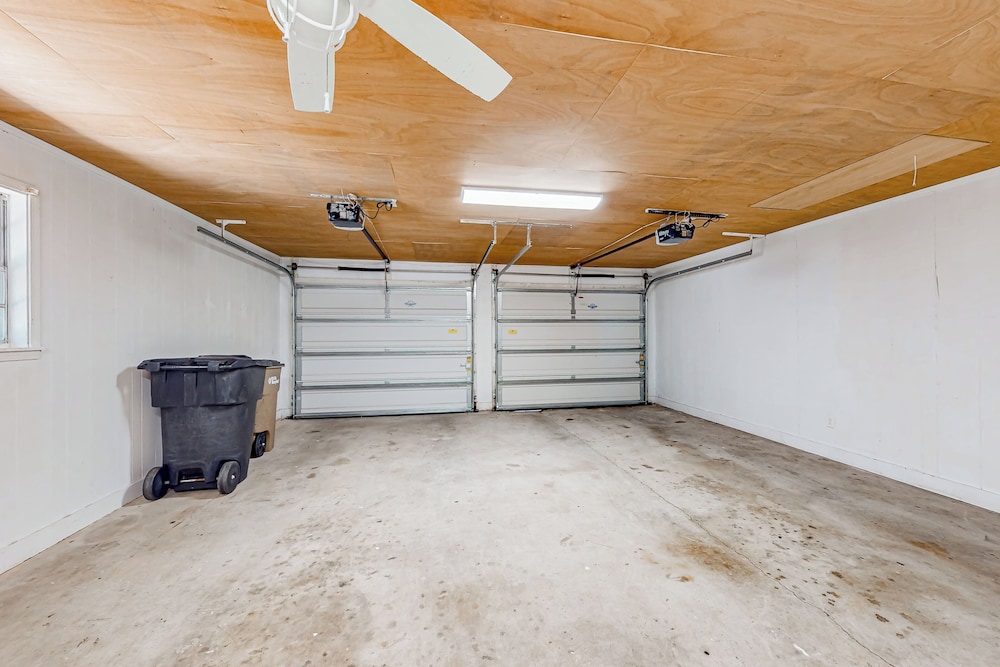 3BR Next to Park w/ Large Yard, AC & W & D