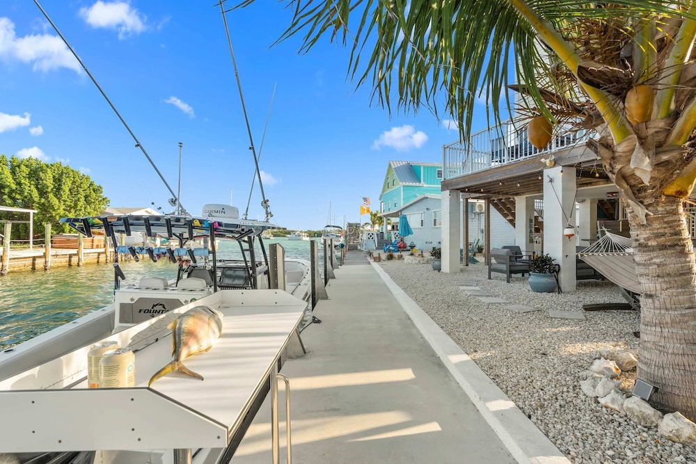 Mermaid Manor Waterfront Haven w Hot Tub Dock