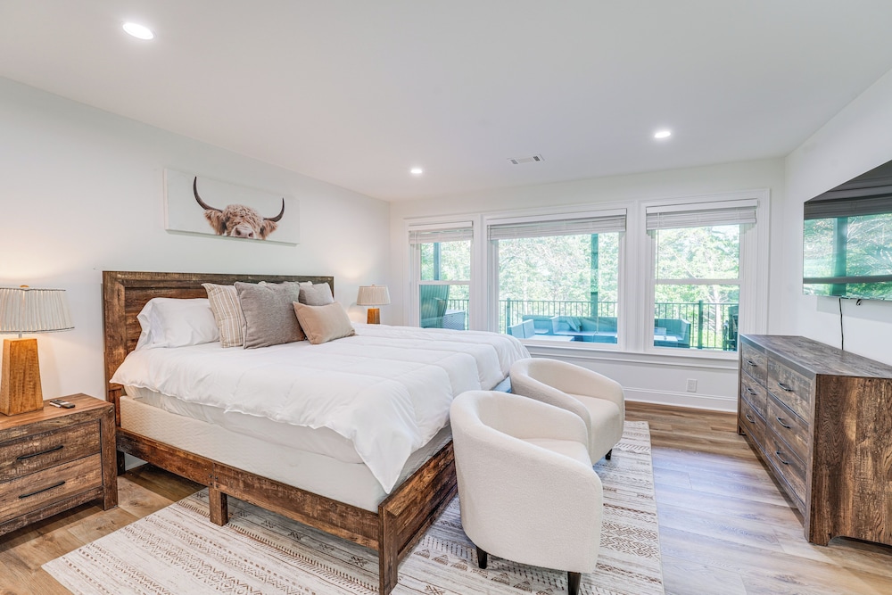 Hot Tub, Decks & 2 Kitchens: Mtn-view Jasper Gem!