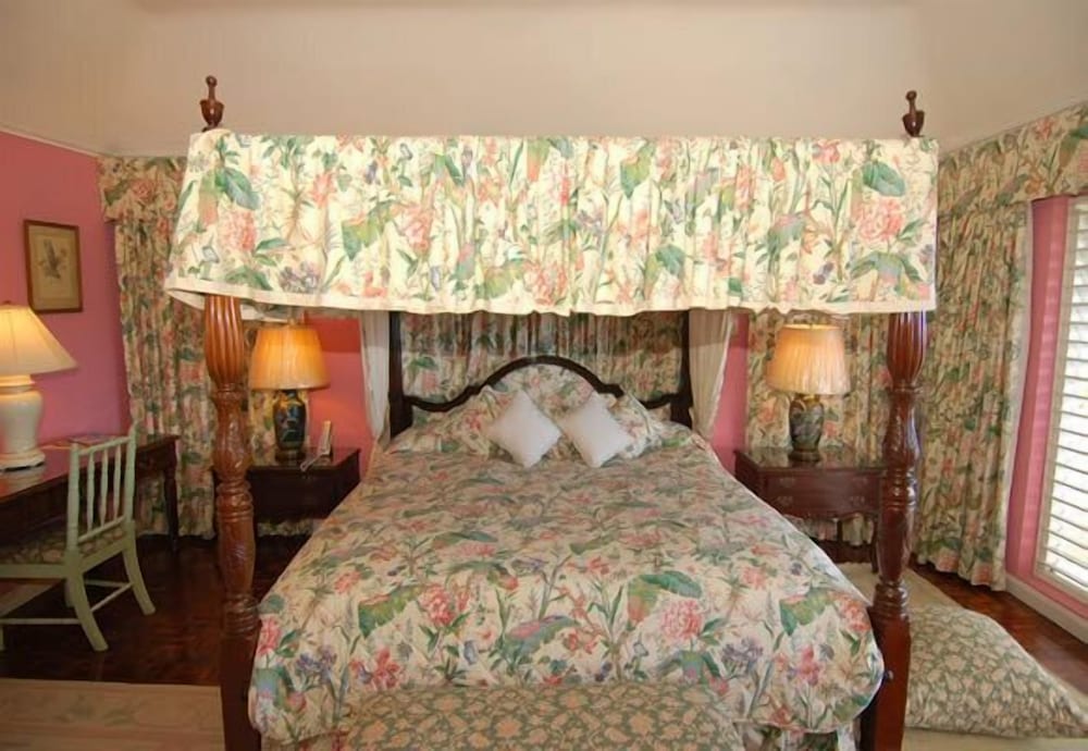 Stoneaway, 6BR by Jamaican Treasures