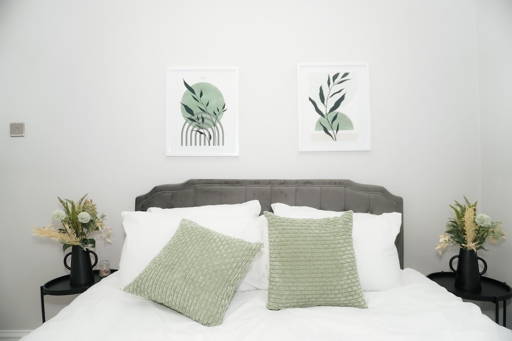 3 Bed-sleeps 7-garden-parking-town Centre