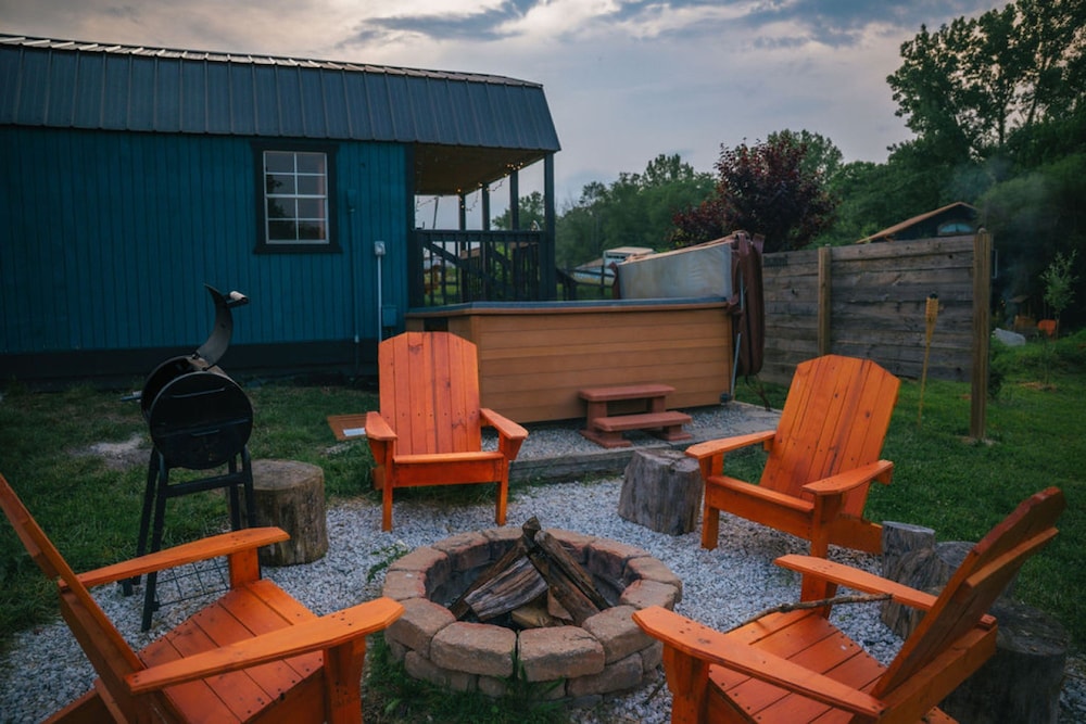 Farm Stay Hot tub Pond Nature Views Near Dwntwn