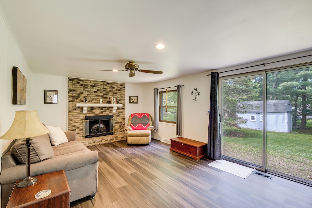 1 Mi to Freer Field: Ashland Home w/ Yard!