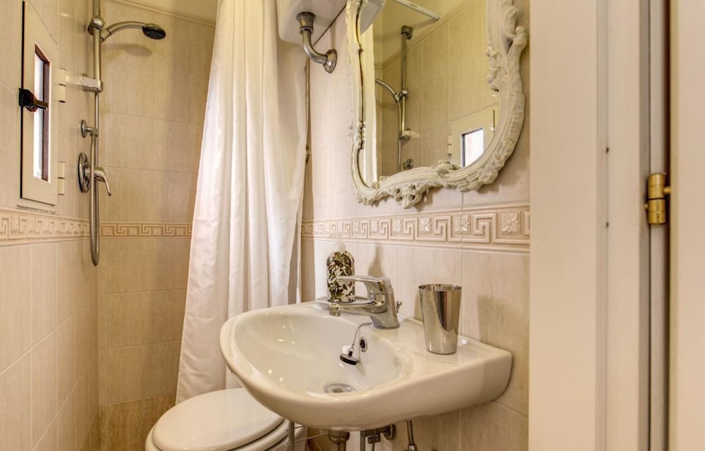 Colosseum 2BR Elegance and Charm