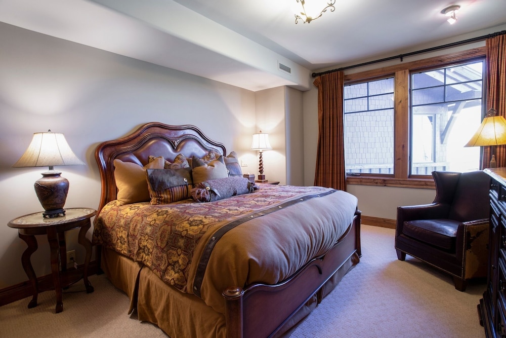 Grand Lodge - Three Bedroom #301 - Ski-in/ski-out 3 Condo