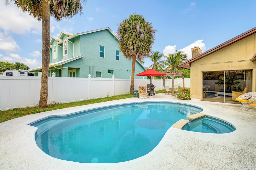 1 Mi to Dtwn Stuart: Bright Home w/ Pool & Spa!