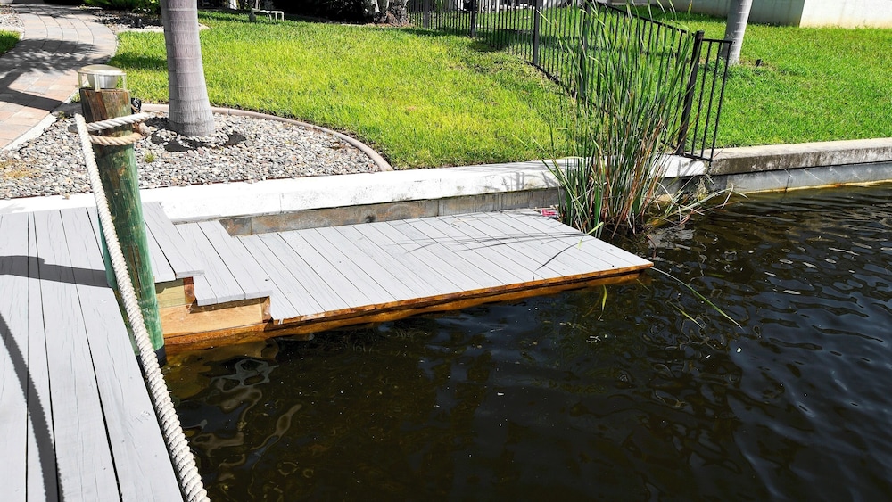 Mei Jing Waterfront Pool and Tiki Hut-must see
