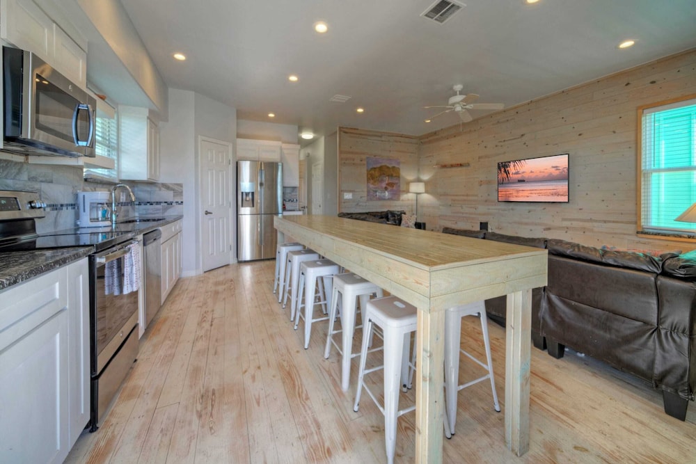 Sleeps 31 2 Homes w/ Boat Dock + Waterfront Pool Laguna Village Getaway
