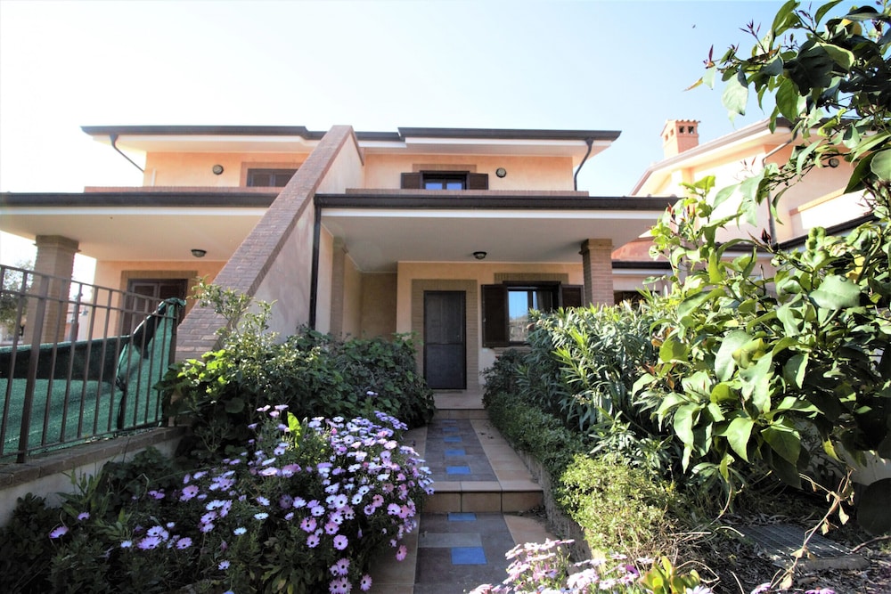 Holidaycasa Emiliano - Villa con Giardino Privato