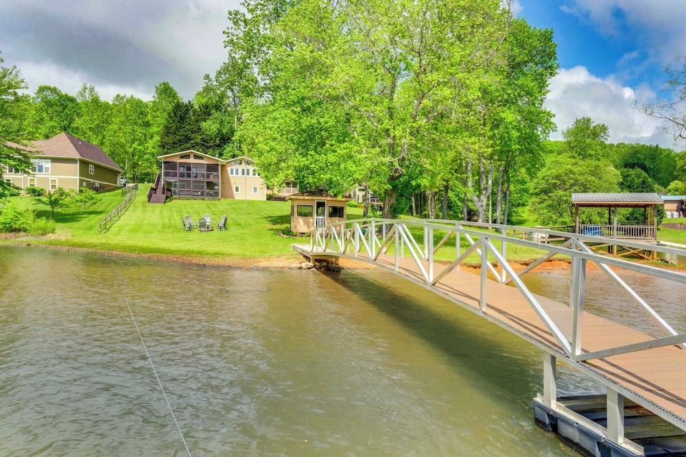 February Perks! Couples Getaway in Hayesville