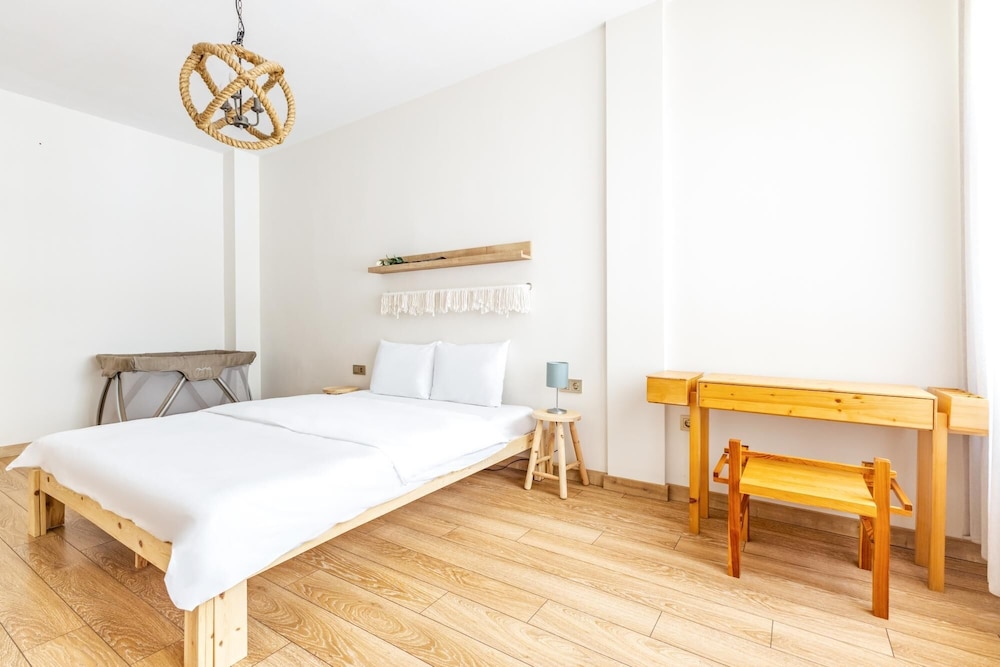 Flat w Balcony 1 min to Bagdat Avenue in Kadikoy