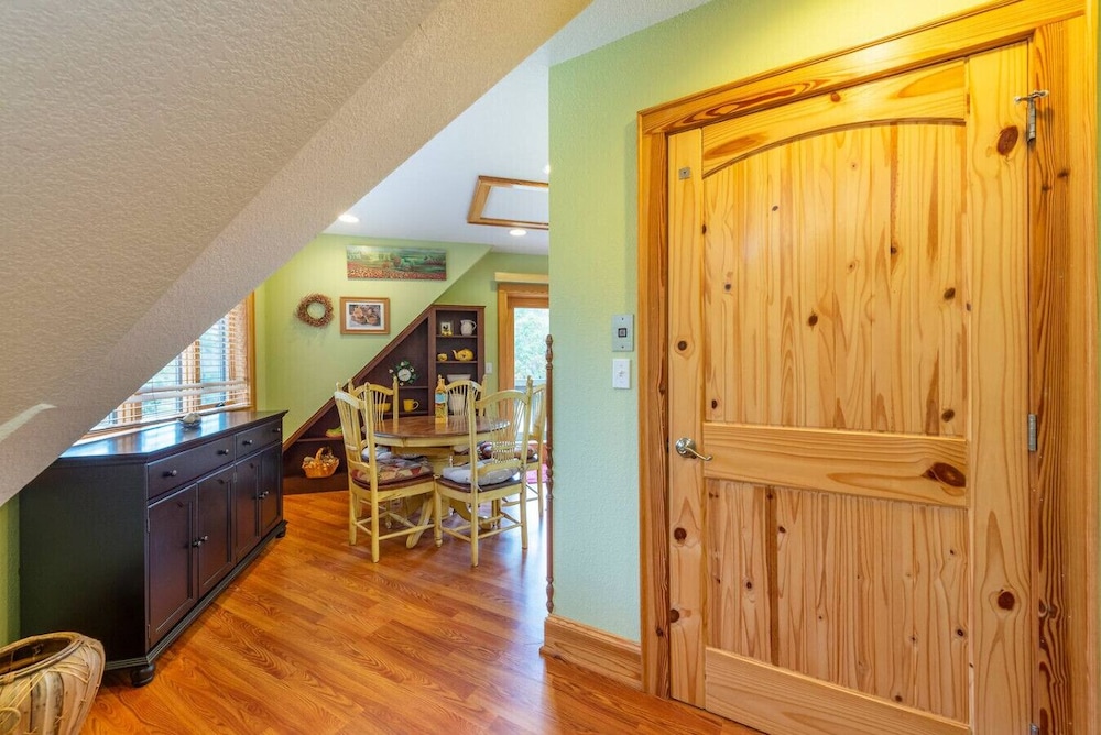 Luxe Riverfront Escape Mtn Views Pickleball Ct