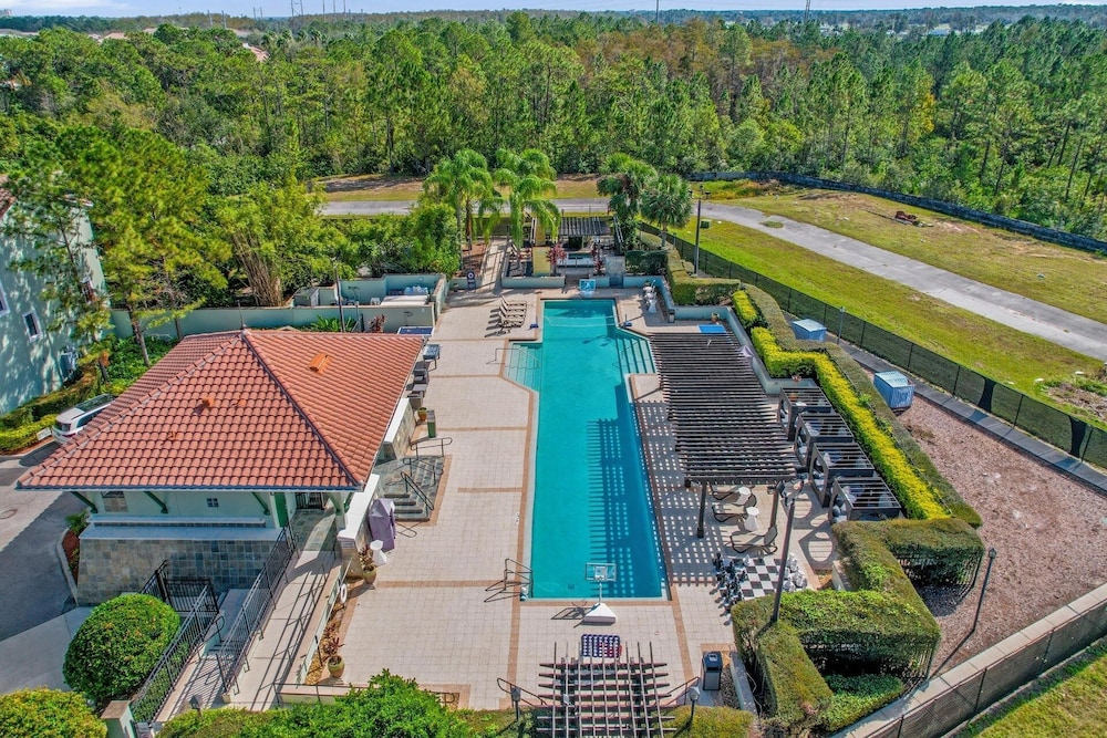 Enchanted Garden Resort 2 Miles from Disney 4 Bedroom Townhome 4 Townhouse