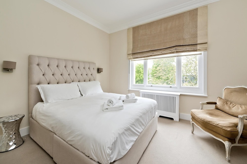 Immaculate two Bedroom Apartment in Chelsea by Underthedoormat