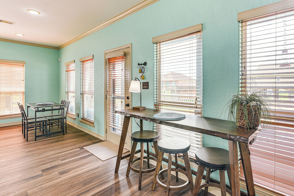 Walk to the Ocean: Family Retreat in Crystal Beach