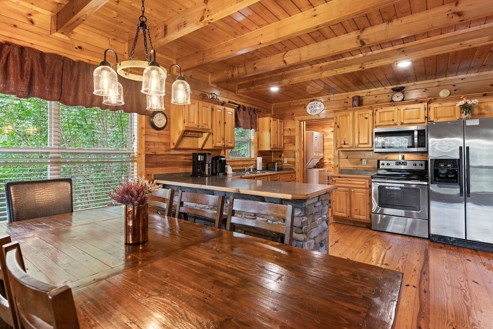 Triple Mountain View Stunning 4 BDR Cabin w/ Private Hot Tub, Game Room