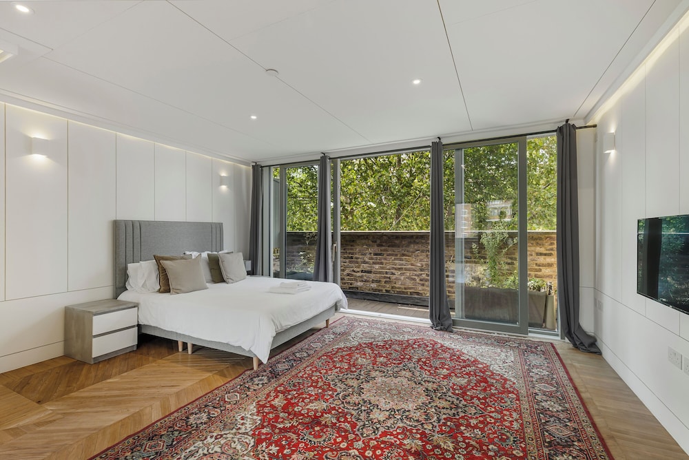 Spacious 5 Bdrm Townhouse in Camden