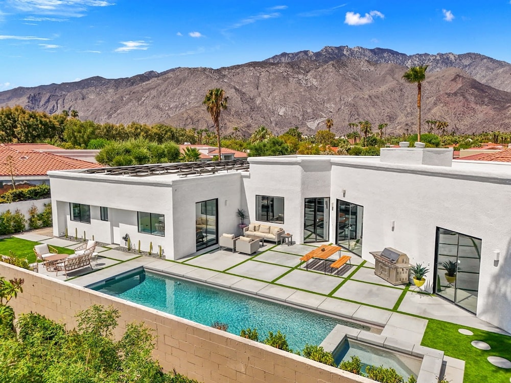 The Lighthouse- Monthly 4 bd 4 bth Pool Spa