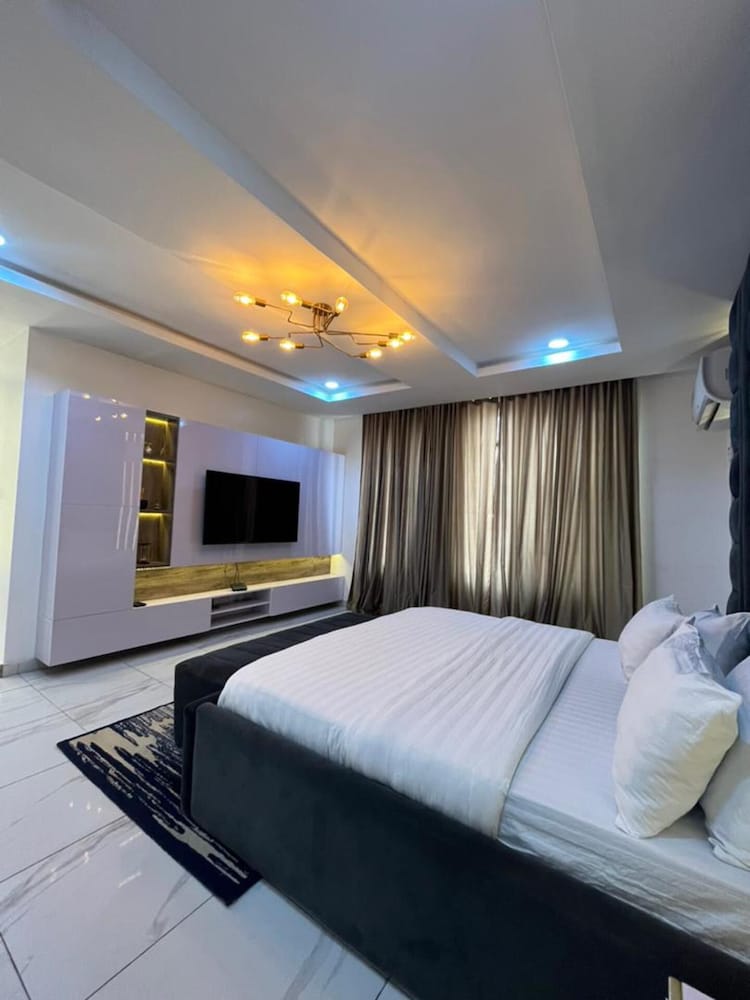 Lovely 3-bed With a Pool Next to Four Point view 3