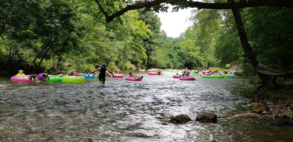 Bear Creek Lodge and Cabins in Helen Ga - Pet Friendly, River on Property, Walking Distance to downtown Helen
