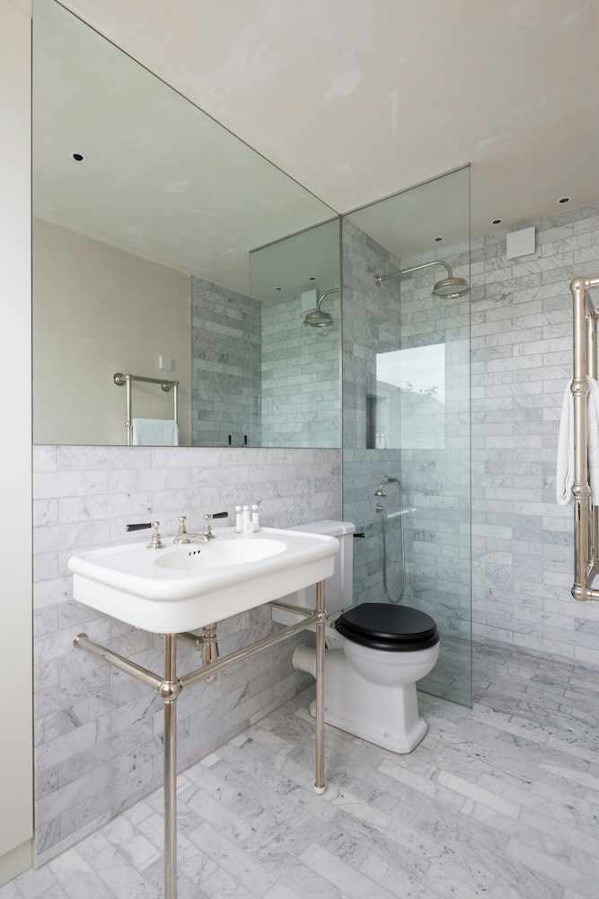 Blythe Road by Onefinestay