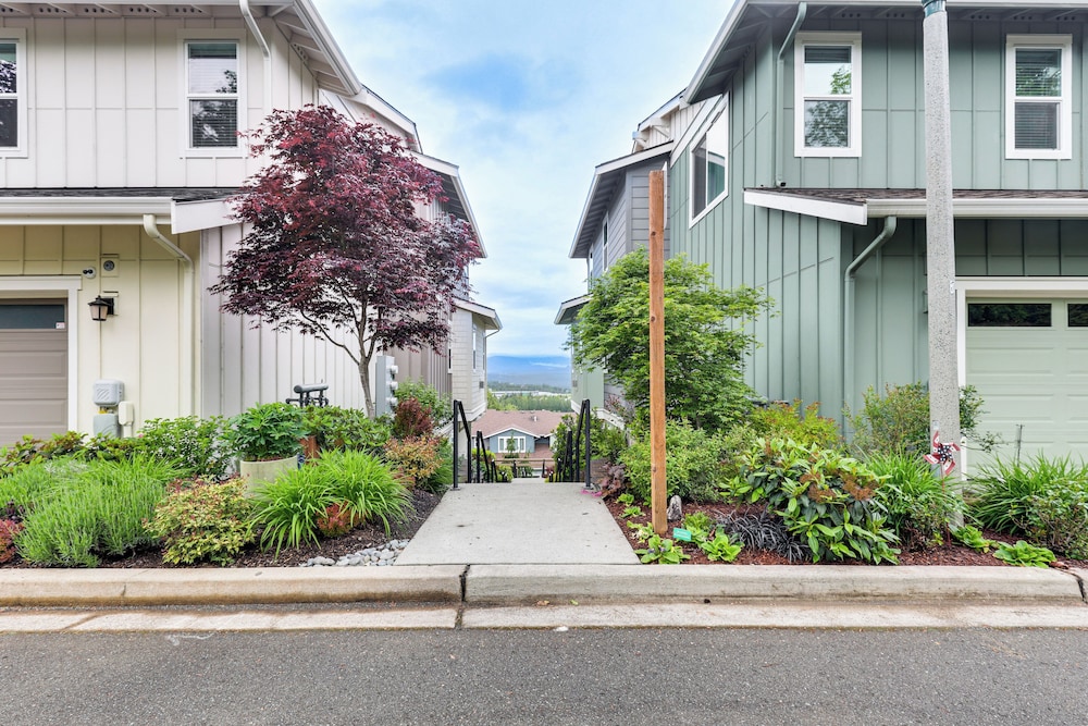 Snoqualmie Townhome w/ Balcony & Mountain Views! view 5