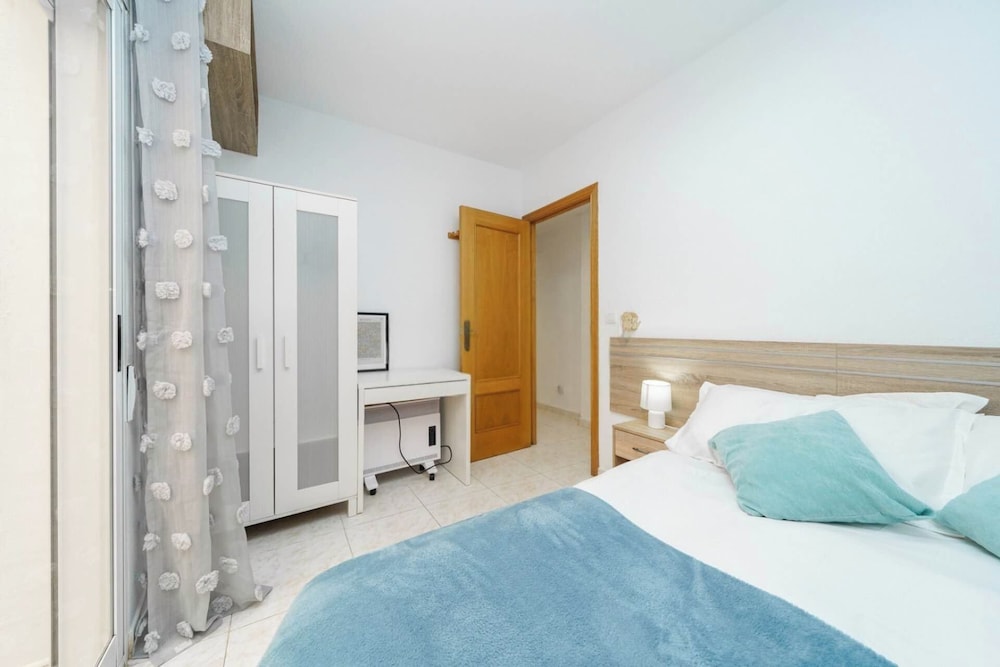 Modern 3-bed Apt, Sleeps 7, 6 Min Walk to Beach