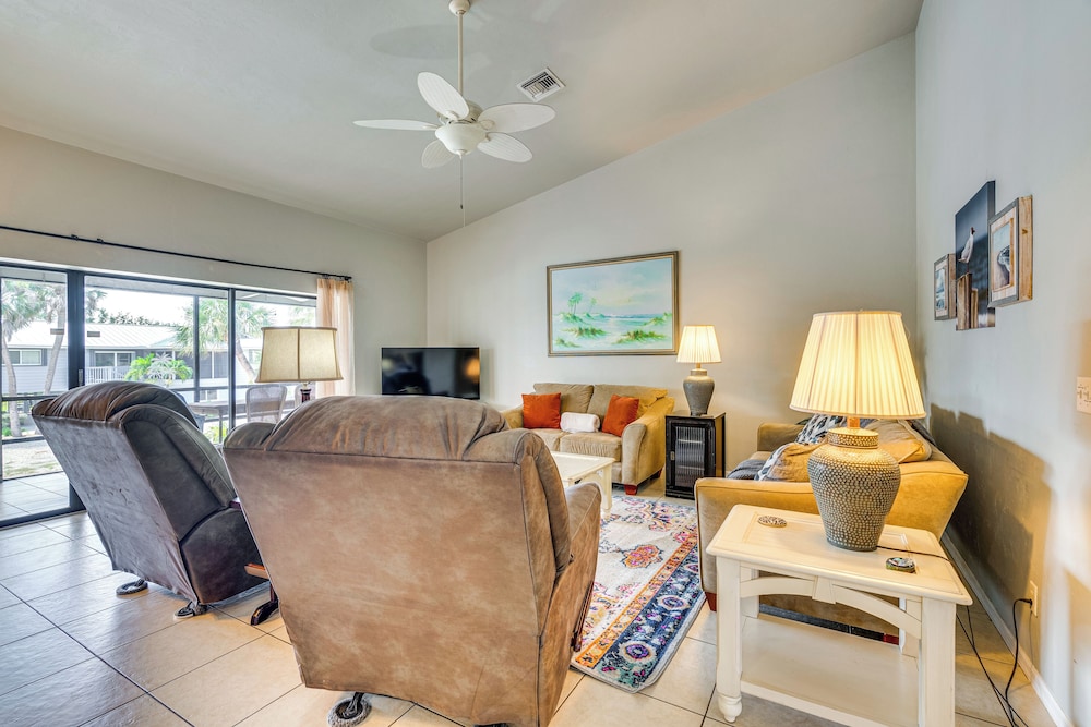 Walk to Sugar Sands: Retreat in Fort Myers Beach
