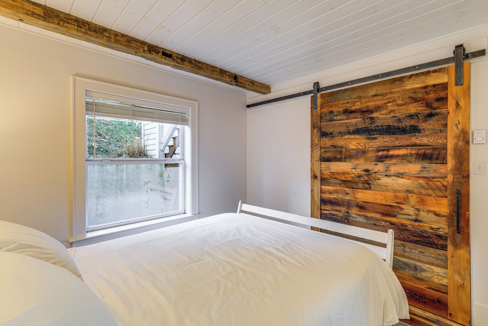 2 Mi to Beech Mtn: Fully Remodeled Condo w/ Patio!