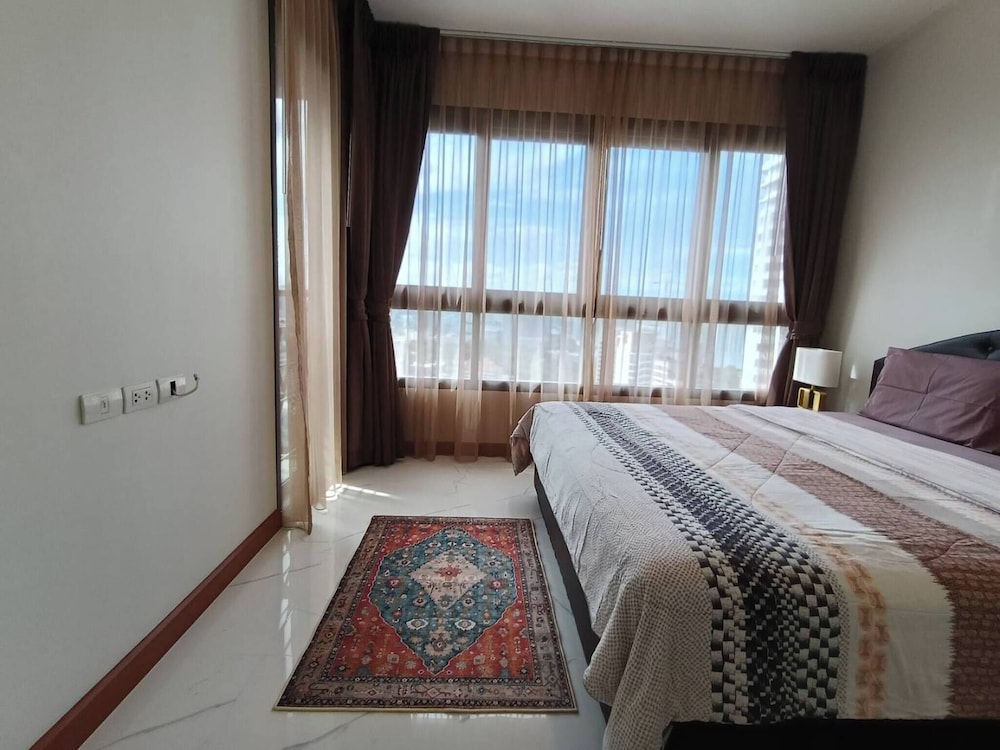 Luxury Large One Bedroom Seaview Serviced Apartment at Wongamat, Pattaya