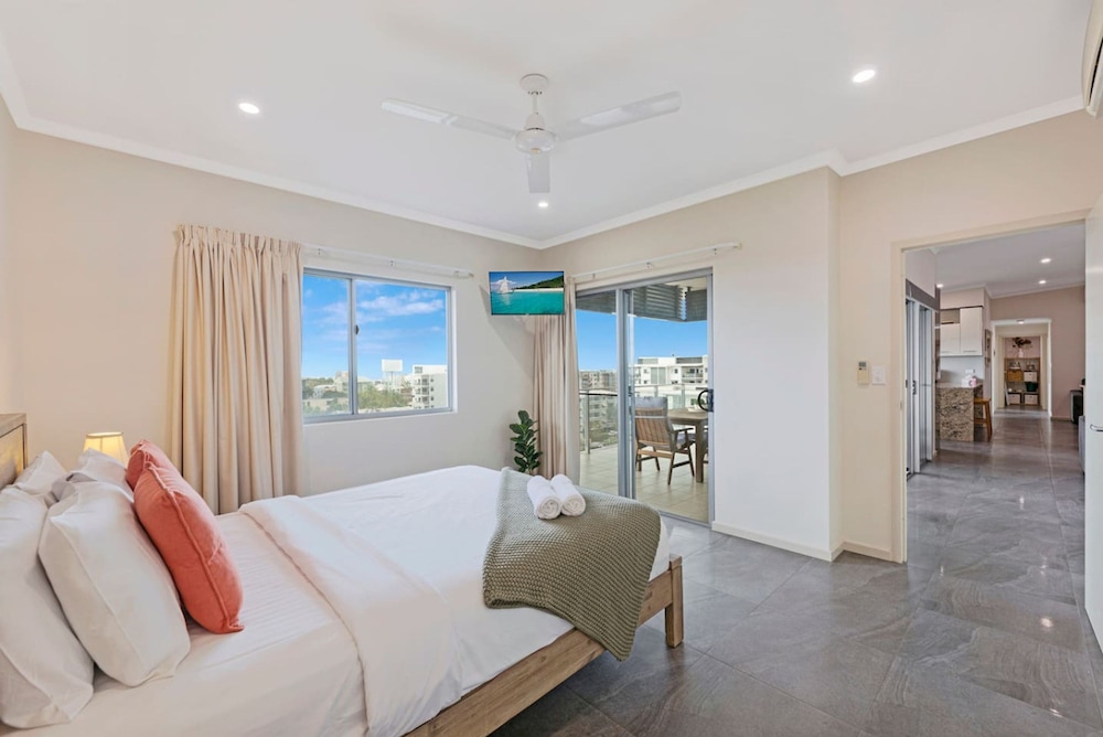 Zen Coastline Pool - Balcony Dining - Seaview