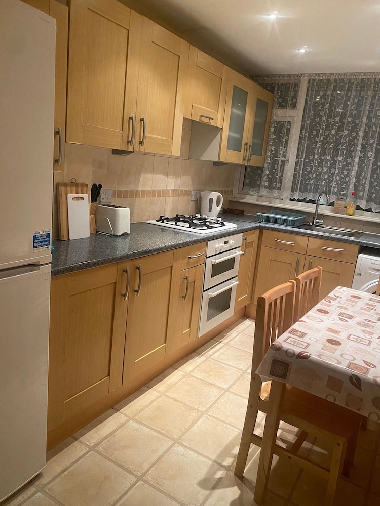 Charming 4-bedroom Apartment in East London - Perfect City Getaway