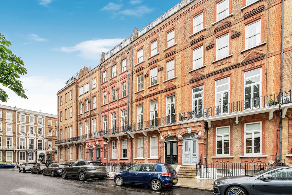 Elegant 1BR Apartment in Kensington With Balcony