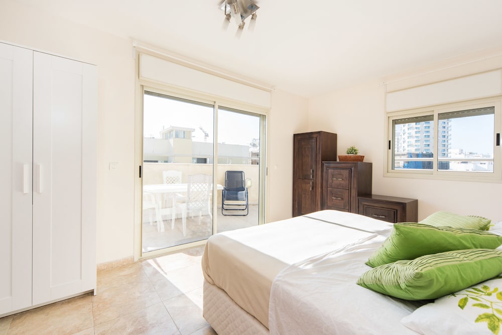 Spacious Duplex with Terrace 3-min From the Beach