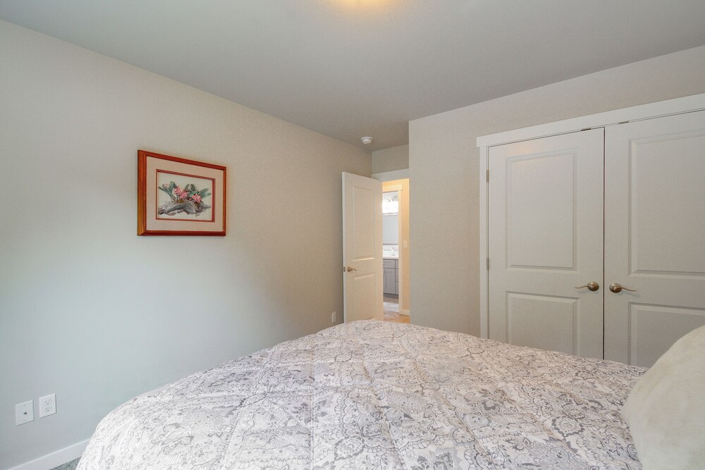 Lakefront Home by Gig Harbor: Quiet Family Retreat view 2